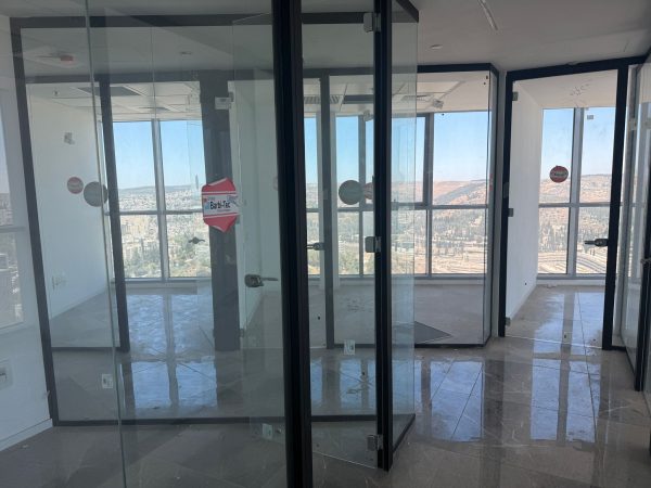 ⁦משרד יוקרתי למכירה בירושלים – גמר מלא ומחיר יוצא דופן⁩ – תמונה ⁦4⁩